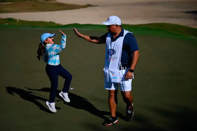 María José Robayo jugando golf